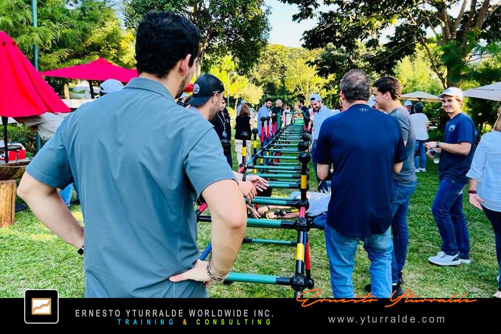 Building Bridges: Colaboradores construyendo puentes simbólicos de confianza y comunicación durante la dinámica Building Bridges – Construyendo Puentes