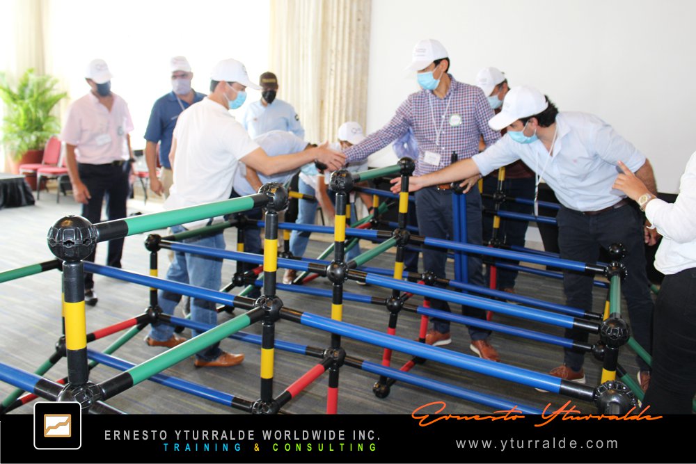 Building Bridges: Colaboradores alineando ideas y acciones mientras construyen juntos un puente simbólico de unión