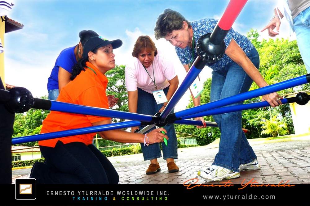 Building Bridges: Equipo uniendo piezas y estrategias en la experiencia Building Bridges de Ernesto Yturralde Worldwide Inc.