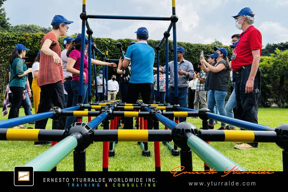 Building Bridges: Colaboradores construyendo juntos un puente simbólico que une ideas, personas y propósitos