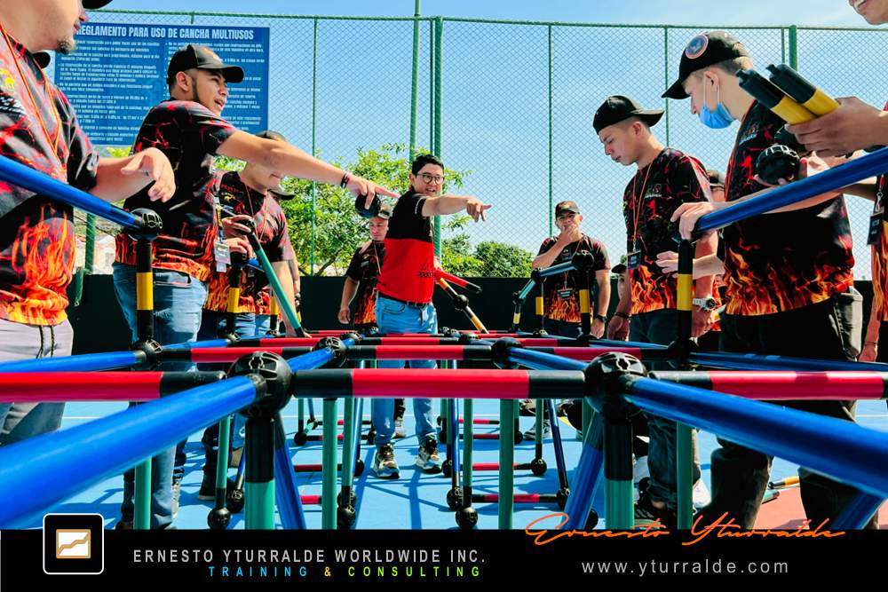 Building Bridges: Equipo colaborando creativamente durante la experiencia Building Bridges – Construyendo Puentes