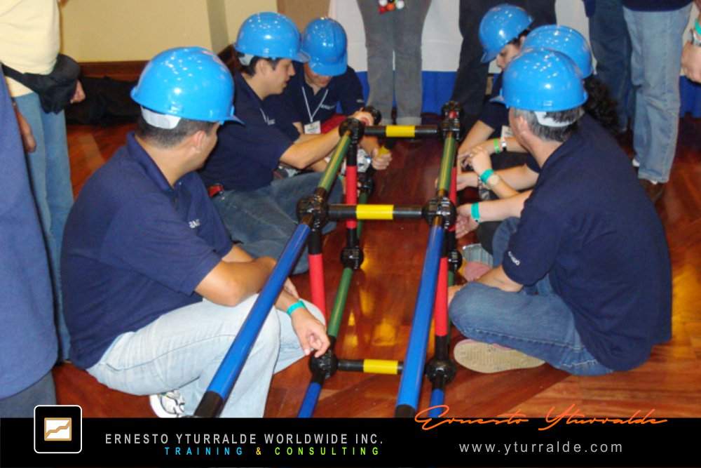 Building Bridges: Aprendizaje experiencial en acción con Building Bridges fortaleciendo la colaboración del equipo