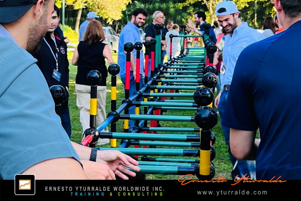 Building Bridges: Equipo celebrando la culminación del puente como símbolo del trabajo colaborativo en la dinámica Building Bridges de Team Building