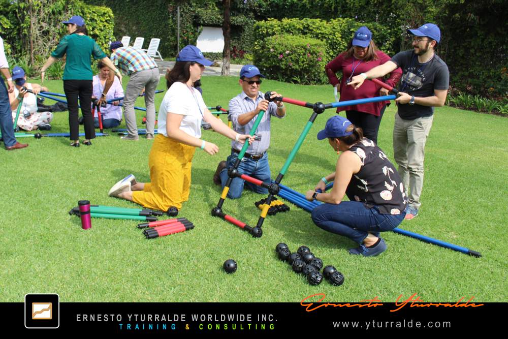 Building Bridges: Colaboradores alineando esfuerzos y objetivos mientras construyen juntos el puente simbólico en Building Bridges
