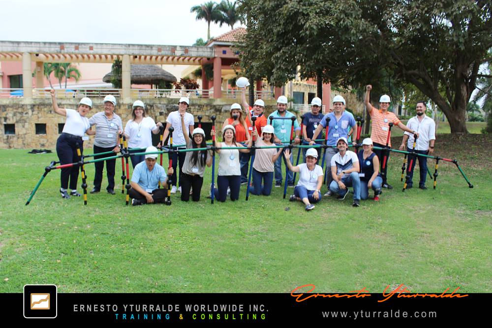 Building Bridges: Momento de colaboración plena y comunicación efectiva durante la dinámica Building Bridges – Construyendo Puentes