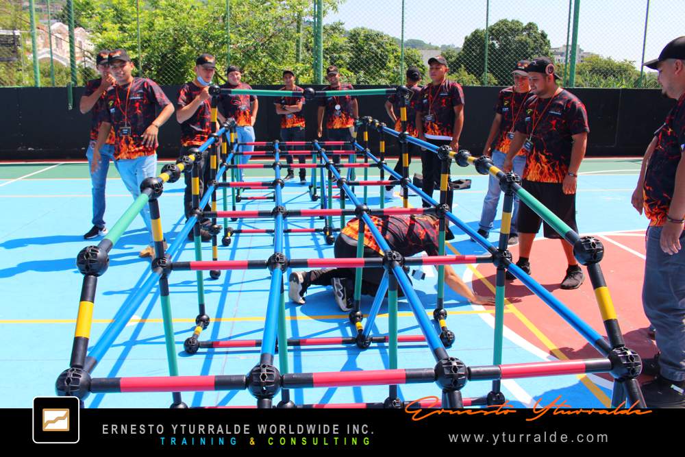 Building Bridges: Participantes fortaleciendo la confianza y el sentido de equipo en la experiencia vivencial Building Bridges de Team Building