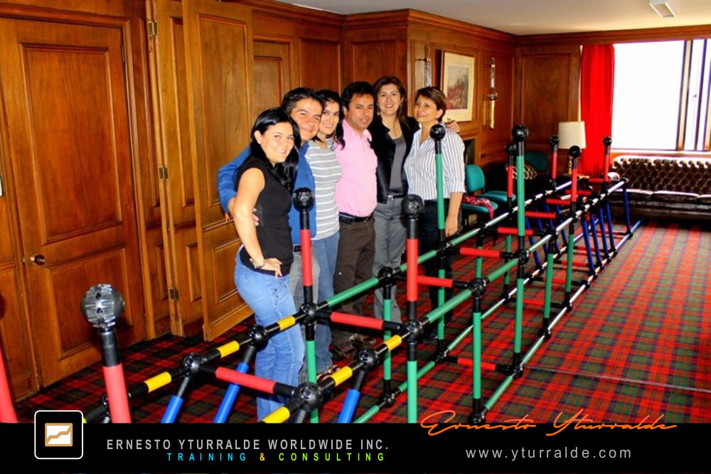 Building Bridges: Momento de integración y conexión entre colaboradores durante la dinámica Building Bridges de Team Building