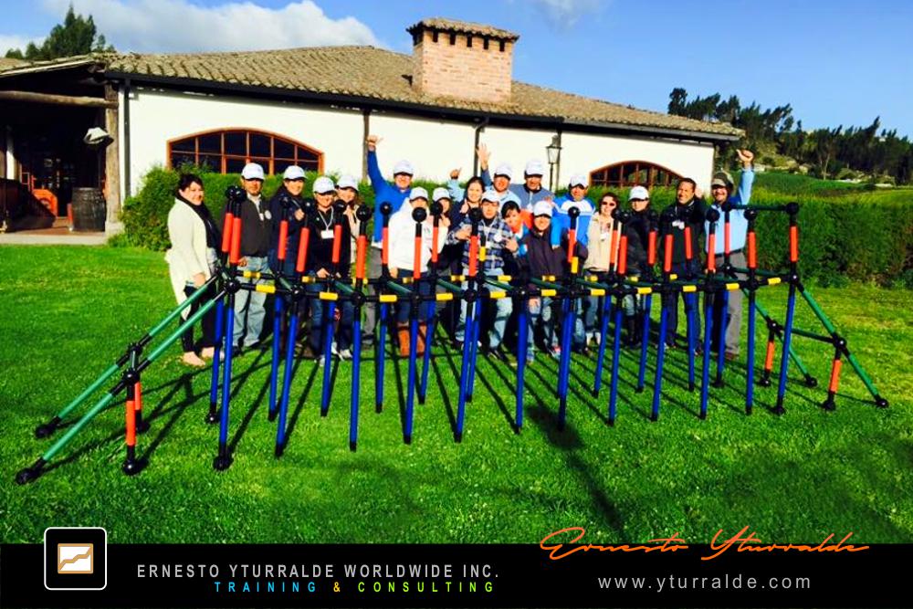 Building Bridges: Colaboradores conectando ideas y habilidades mientras construyen juntos el puente simbólico en la dinámica Building Bridges