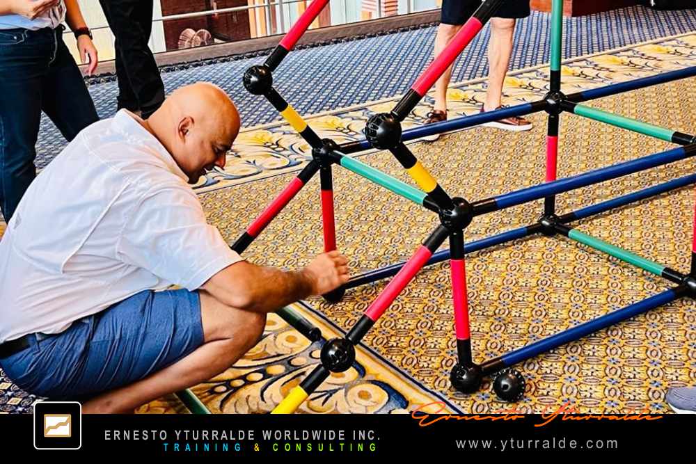 Building Bridges: Equipo celebrando el logro conjunto y los aprendizajes obtenidos en la jornada Building Bridges de Team Building