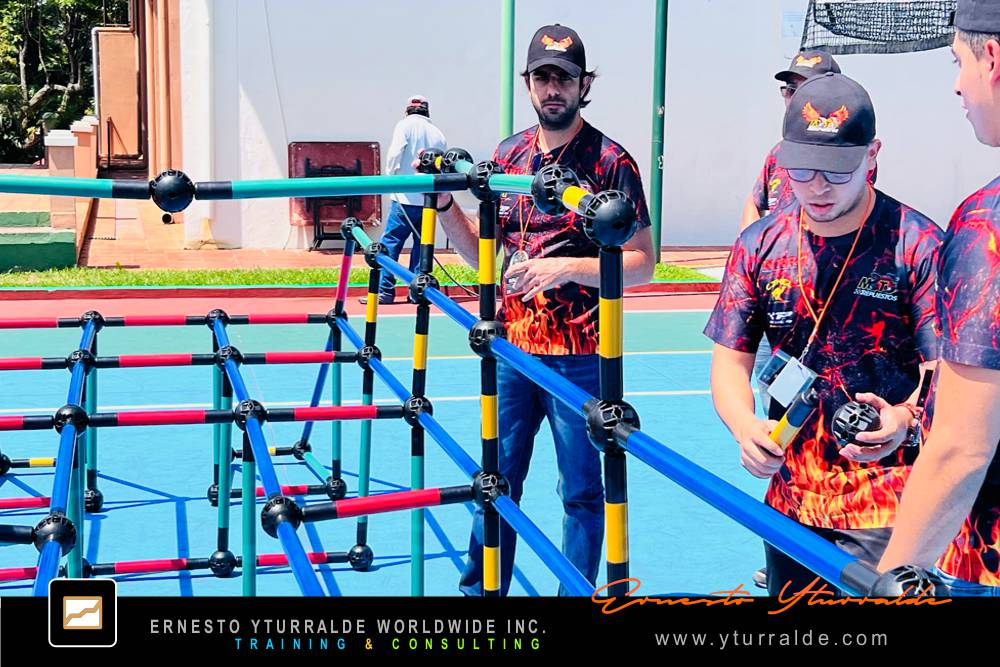 Equipos colaborando con propósito y creatividad durante la experiencia Building Bridges – Construyendo Puentes