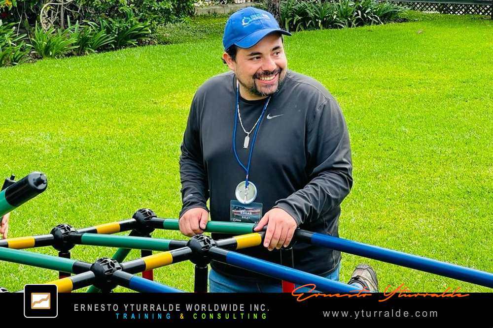 Colaboradores desarrollando habilidades de comunicación y cooperación en Building Bridges – Construyendo Puentes