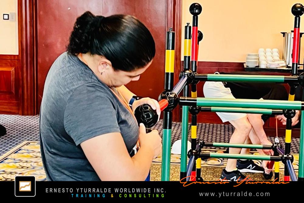 Colaboradores uniendo esfuerzos y confianza para alcanzar metas conjuntas en Building Bridges – Construyendo Puentes