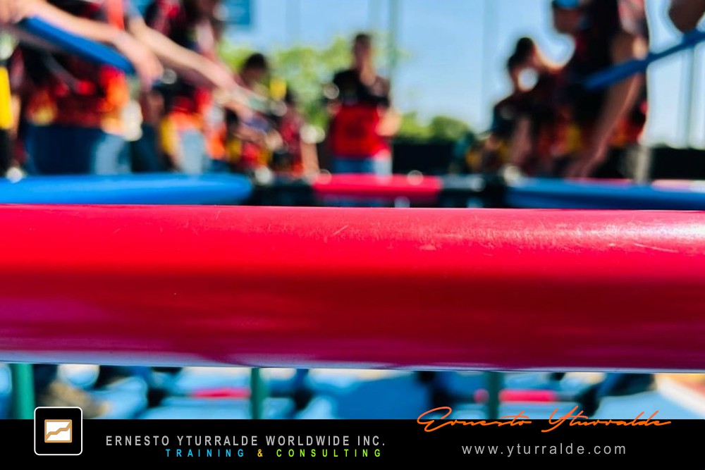 Participantes construyendo conexiones simbólicas que inspiran compromiso y trabajo en equipo en Building Bridges – Construyendo Puentes