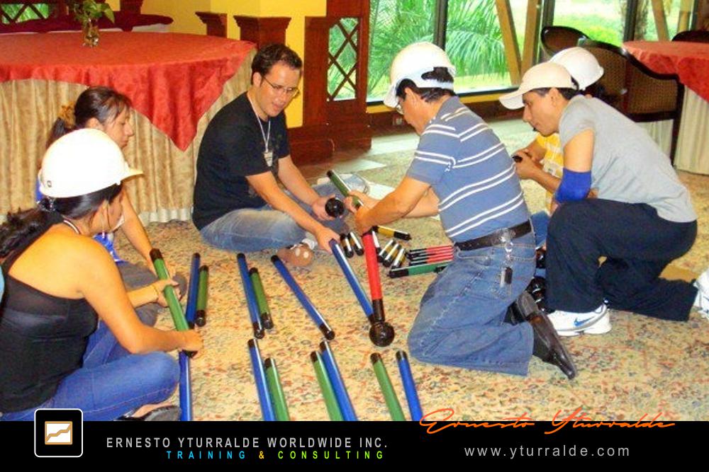 Equipos fortaleciendo relaciones interpersonales mediante el Aprendizaje Experiencial en Building Bridges – Construyendo Puentes