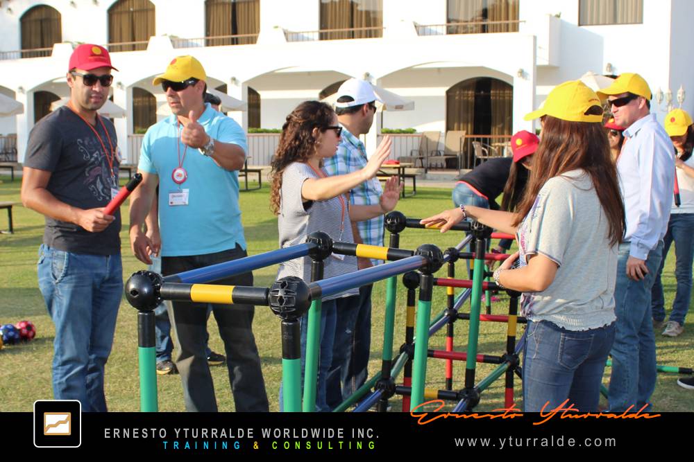 Construcción simbólica de puentes que representa el valor de la colaboración en Building Bridges – Construyendo Puentes