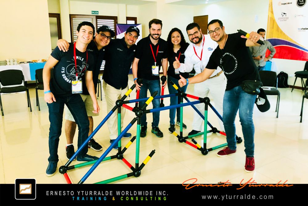 Equipos conectando experiencias y aprendizajes para mejorar su comunicación en Building Bridges – Construyendo Puentes