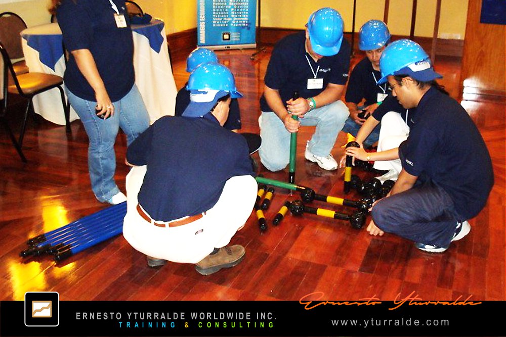 Experiencia vivencial que promueve la confianza, el liderazgo y el propósito en Building Bridges – Construyendo Puentes