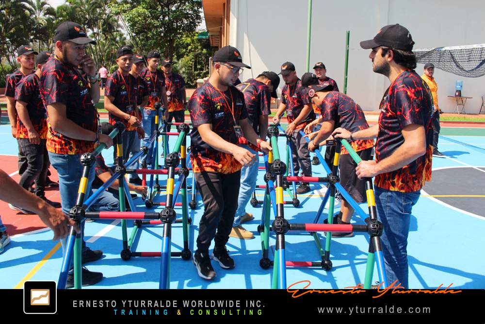 Celebración del logro conjunto tras completar la dinámica Building Bridges – Construyendo Puentes