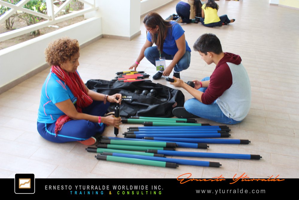 Building Bridges: Participantes aplicando liderazgo colaborativo en la experiencia Building Bridges – Construyendo Puentes