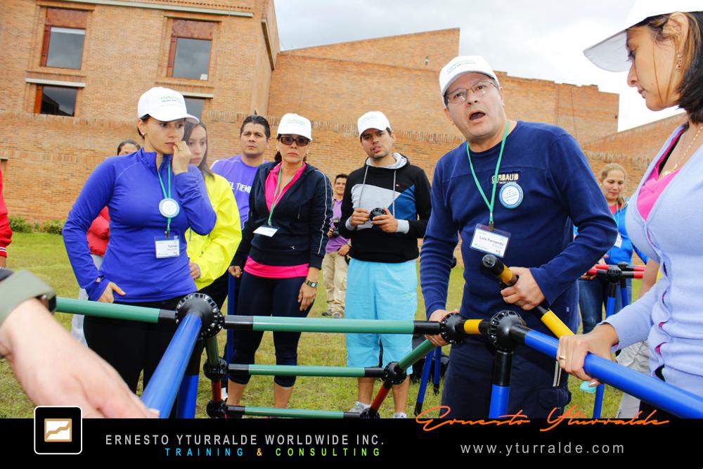 Building Bridges: Colaboradores construyendo conexiones reales y simbólicas en Building Bridges – Construyendo Puentes