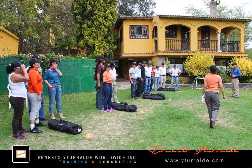 Building Bridges: Participantes fortaleciendo valores de colaboración y confianza en Building Bridges – Construyendo Puentes