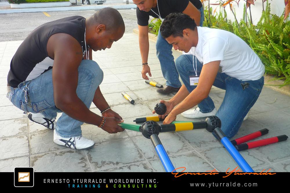 Building Bridges: Equipos fortaleciendo la comunicación interna y la confianza en Building Bridges – Construyendo Puentes