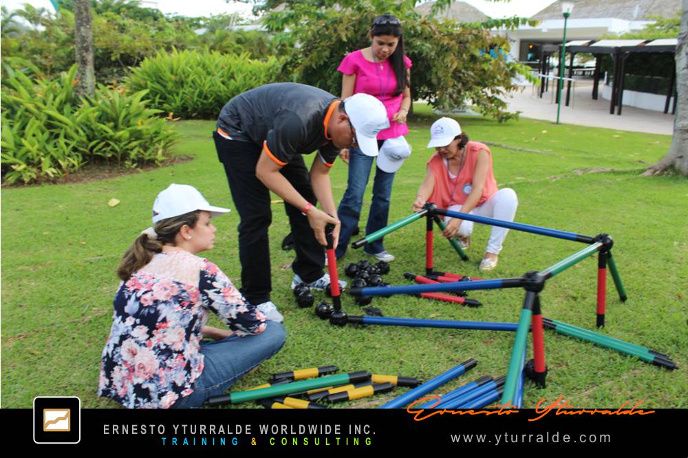 Building Bridges: Participantes celebrando la cooperación y los logros alcanzados en Building Bridges – Construyendo Puentes