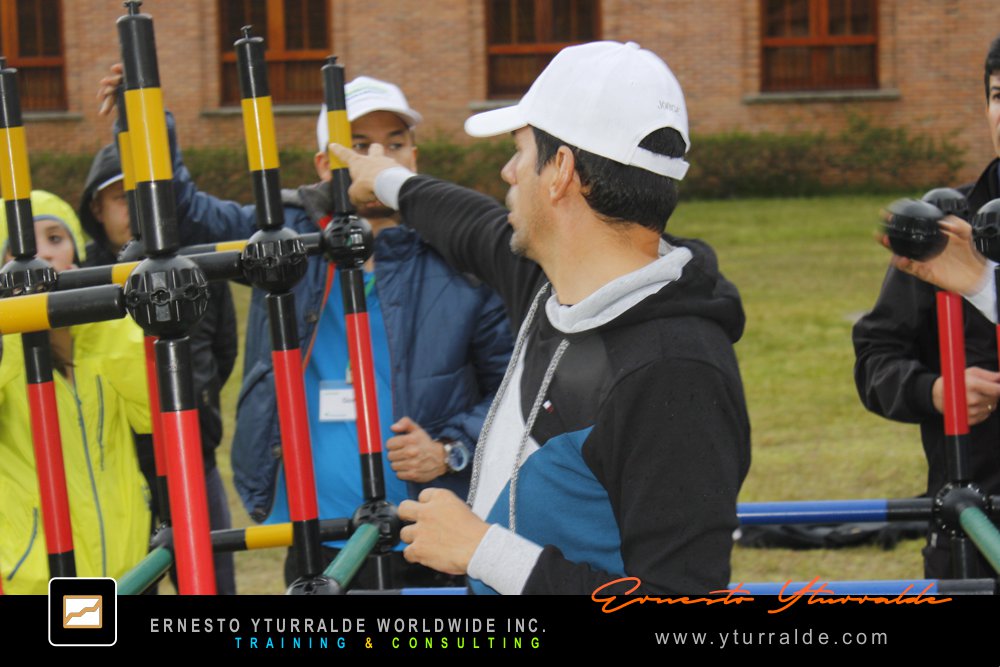 Building Bridges: Equipos fortaleciendo la confianza y la comunicación en la dinámica Building Bridges – Construyendo Puentes