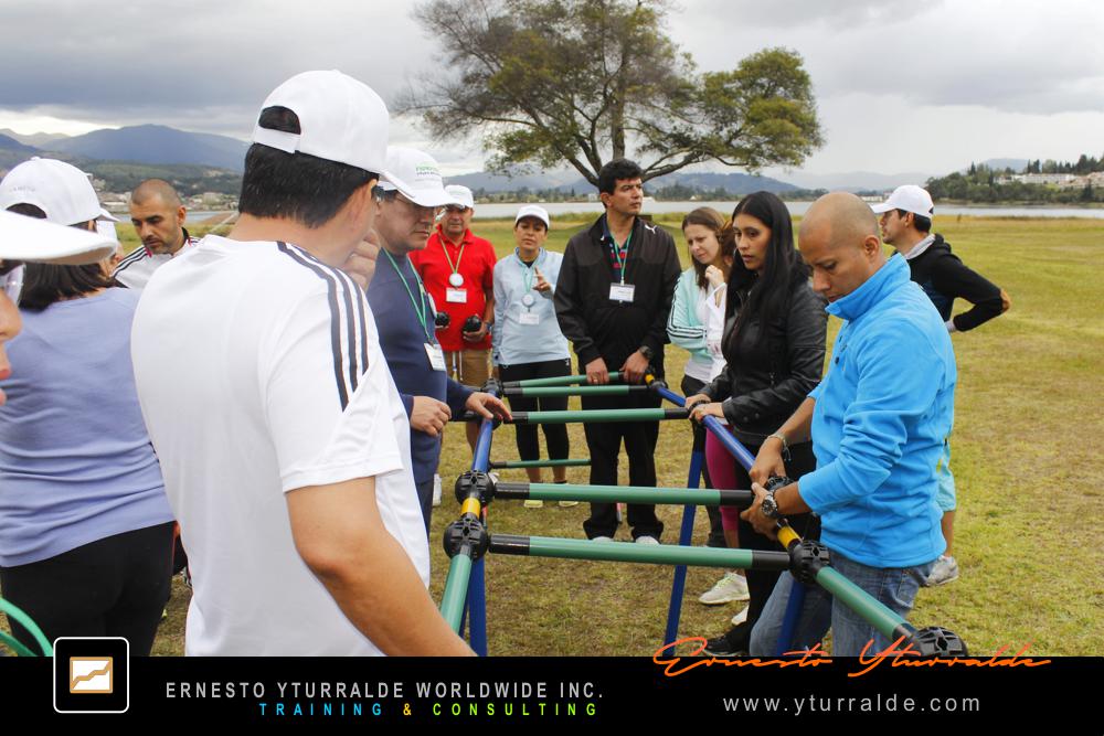 Building Bridges: Colaboradores desarrollando habilidades de comunicación y cooperación en Building Bridges – Construyendo Puentes