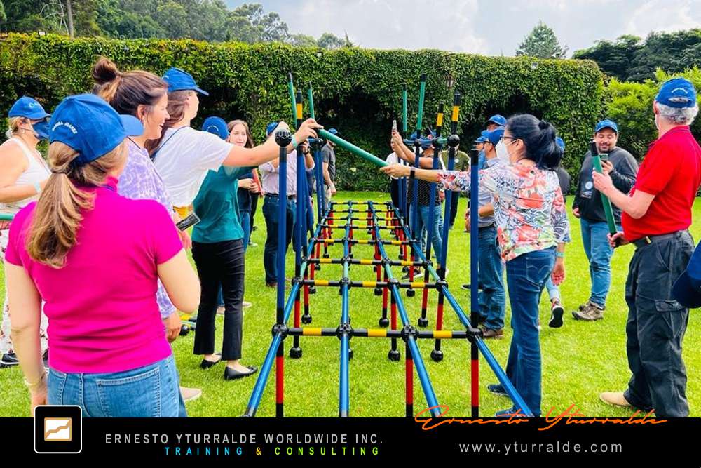 Building Bridges: Experiencia de aprendizaje vivencial donde los equipos construyen confianza y sentido de propósito en Building Bridges – Construyendo Puentes