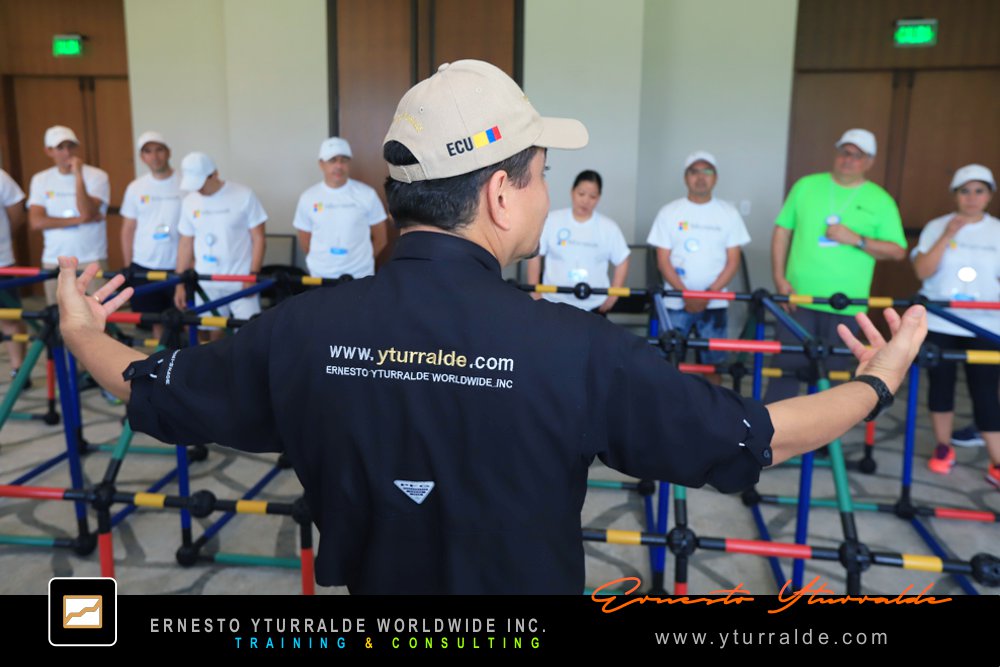 Building Bridges: Participantes trabajando en sinergia para superar desafíos colaborativos en Building Bridges – Construyendo Puentes