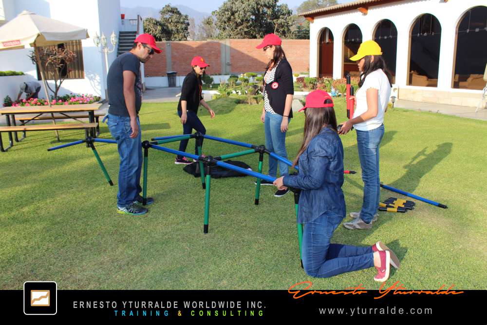 Building Bridges: Equipos reflexionando sobre colaboración y liderazgo en la dinámica Building Bridges – Construyendo Puentes