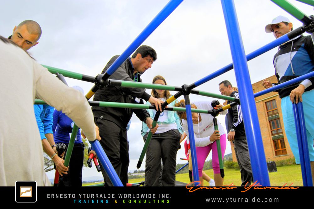 Building Bridges: Equipos desarrollando confianza mutua y colaboración efectiva en Building Bridges – Construyendo Puentes