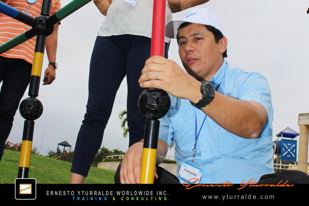 Building Bridges: Colaboradores celebrando logros colectivos tras la experiencia Building Bridges – Construyendo Puentes
