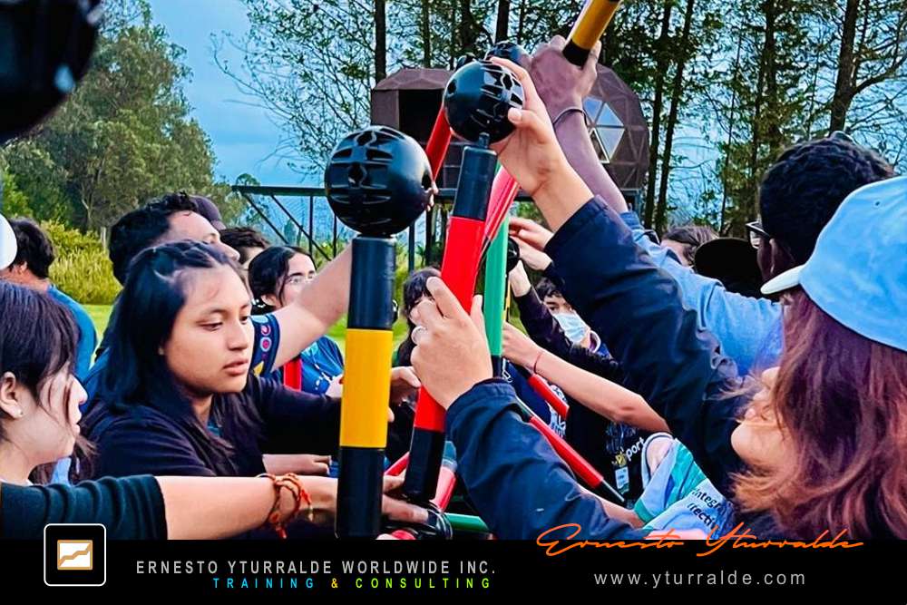 Building Bridges: Colaboradores aplicando creatividad y confianza en la experiencia Building Bridges – Construyendo Puentes, un Team Building vivencial basado en el Aprendizaje Experiencial