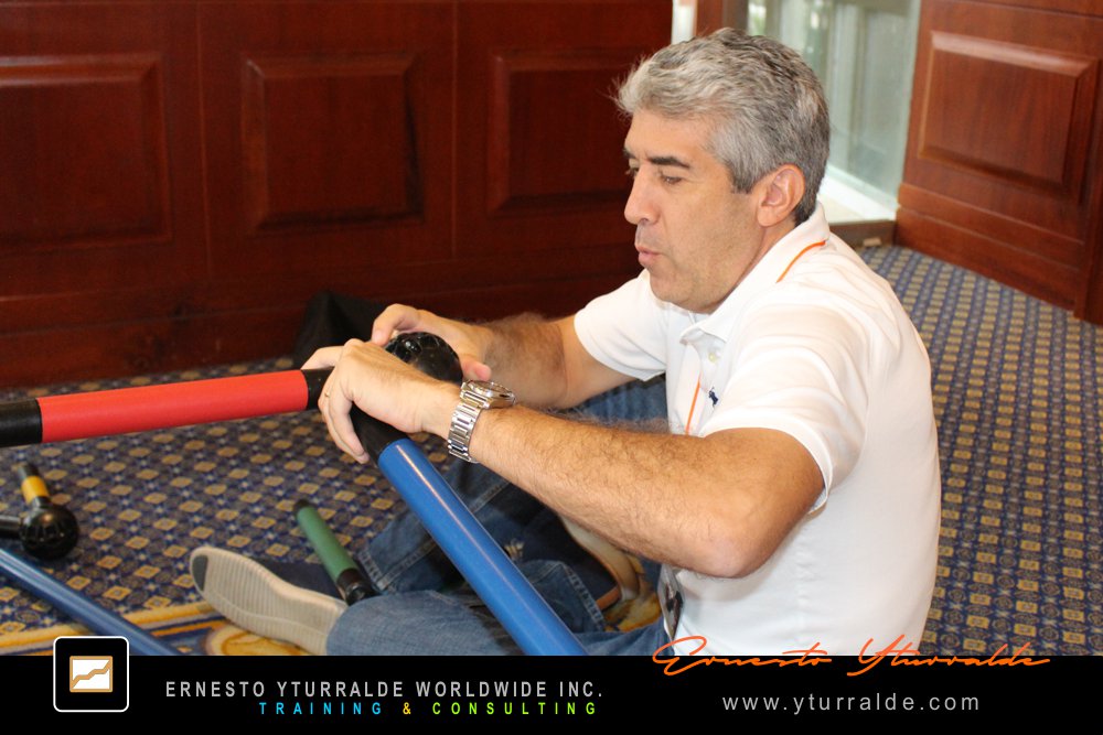 Building Bridges: Equipos desarrollando habilidades de colaboración y empatía en la dinámica Building Bridges – Construyendo Puentes