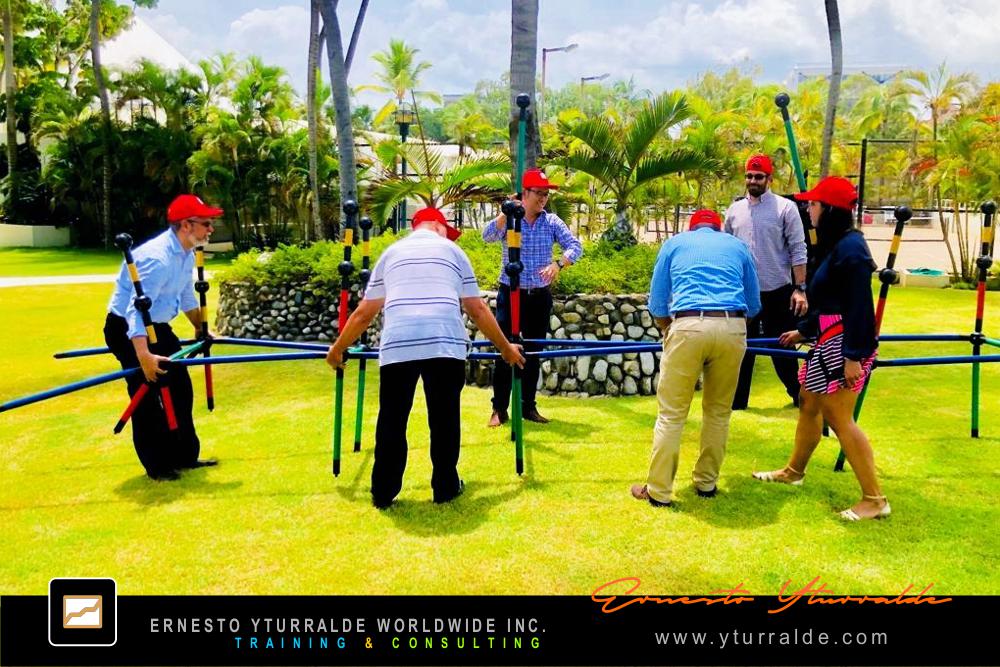 Building Bridges: Equipos integrando valores corporativos mediante la construcción colaborativa en Building Bridges – Construyendo Puentes
