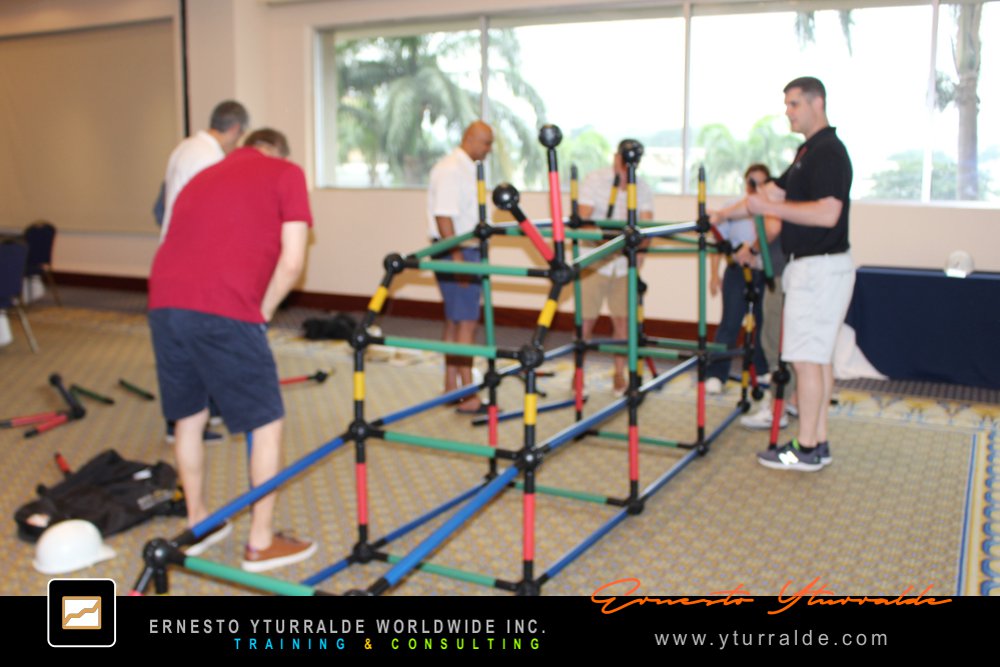 Building Bridges: Colaboradores vivenciando el poder de la sinergia y la unidad en Building Bridges – Construyendo Puentes, parte del portafolio de Aprendizaje Experiencial
