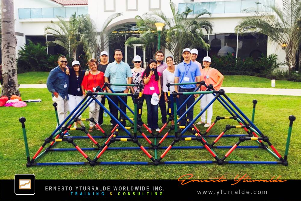 Building Bridges: Equipos alineando propósito y acción en la dinámica Building Bridges – Construyendo Puentes, fortaleciendo la cultura organizacional