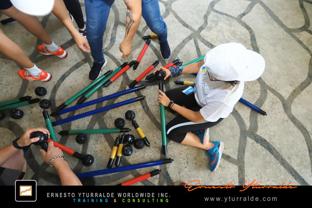 Building Bridges: Colaboradores comprometidos en la construcción del puente simbólico durante la dinámica Building Bridges – Construyendo Puentes