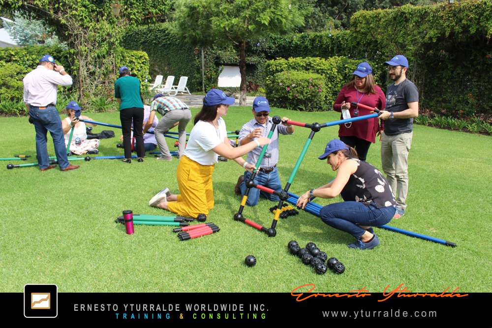 Participantes alineando esfuerzos para construir puentes simbólicos en la dinámica Building Bridges – Construyendo Puentes