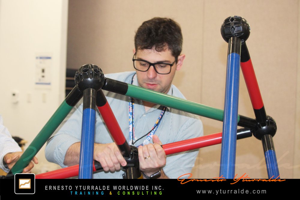 Building Bridges: Construcción simbólica de puentes humanos durante el taller Building Bridges de Ernesto Yturralde