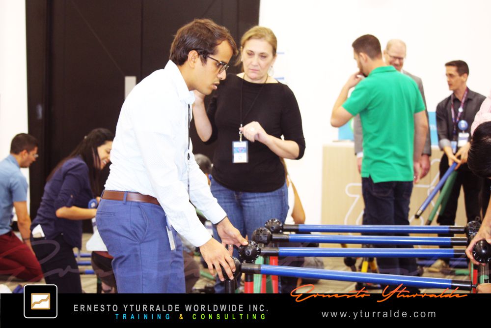 Building Bridges: Momento de inspiración y conexión emocional en la experiencia Building Bridges – Construyendo Puentes