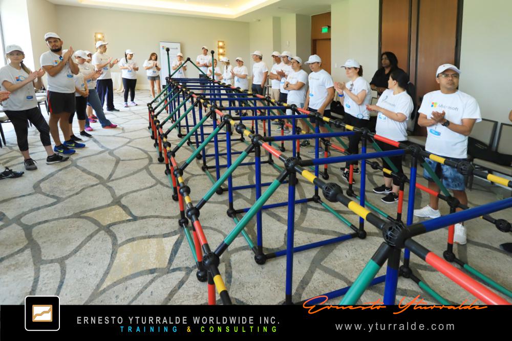 Building Bridges: Conexión, energía y propósito compartido en la dinámica Building Bridges de Team Building